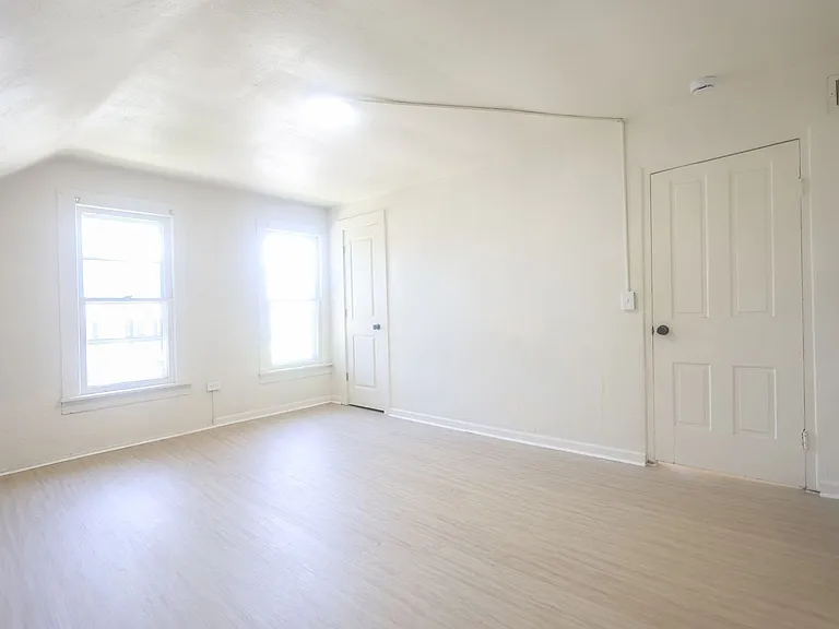 1028 W 5th St — Photo 16
