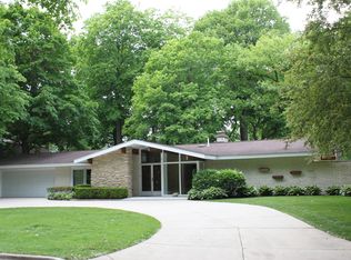 81 Lincolnshire Dr, Lincolnshire, IL
