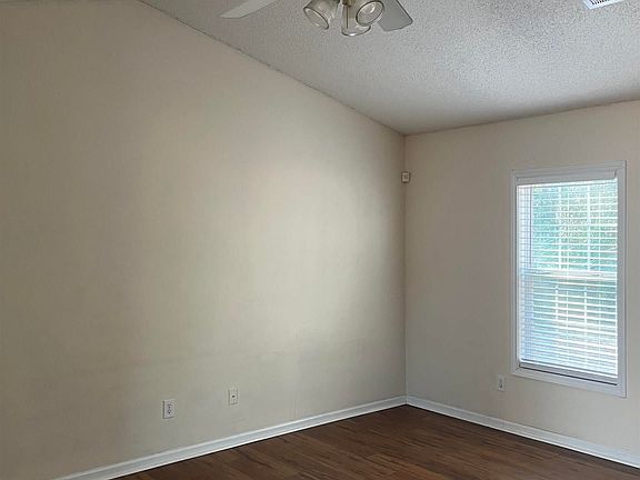 4th image of 15 Derby Ln