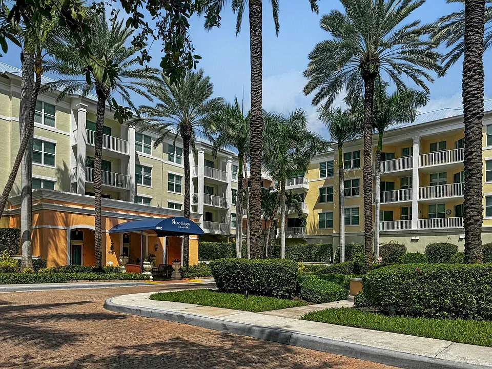 802 Windward Way #304