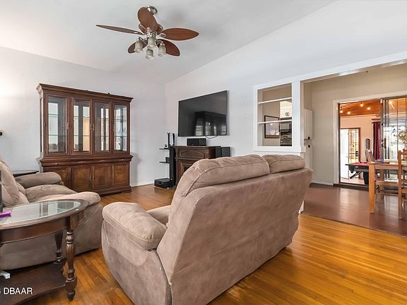 3rd image of 160 Oakwood Dr