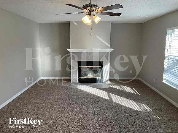 4 bed, 2.5 bath, 2476 sqft, $2,990 — Photo 3