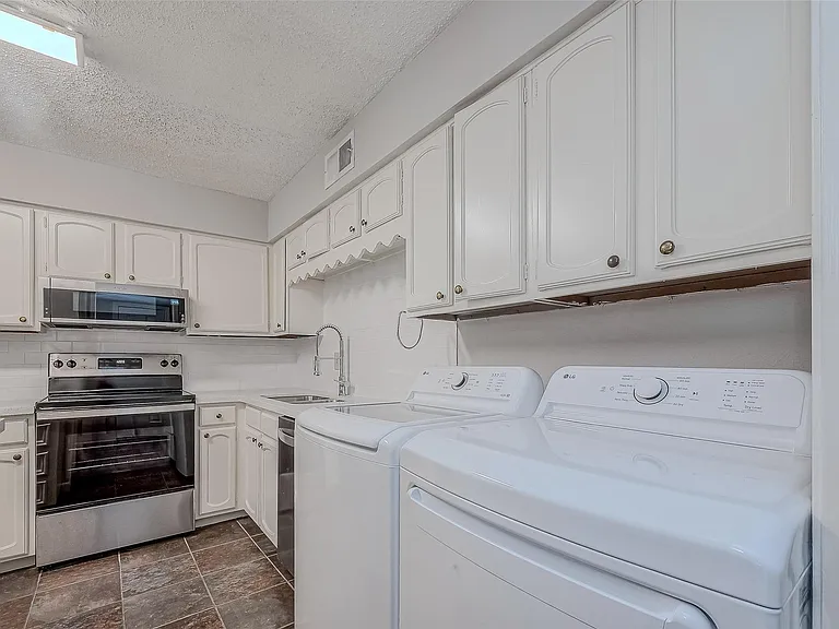 432 N Post Oak Ln — Photo 14