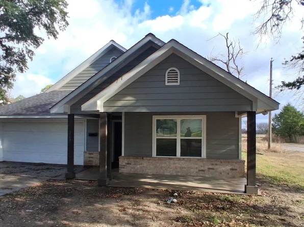 207 E McCoulskey St, Terrell, TX 75160