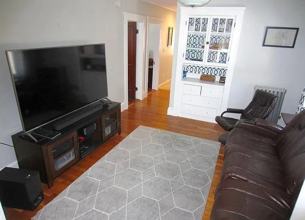 3 bed, 1.0 bath, 1000 sqft, $4,250 — Photo 3