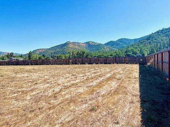 4th image of 2923 Rogue River Hwy