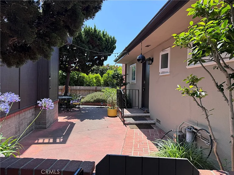 1821 Glenneyre St — Photo 1