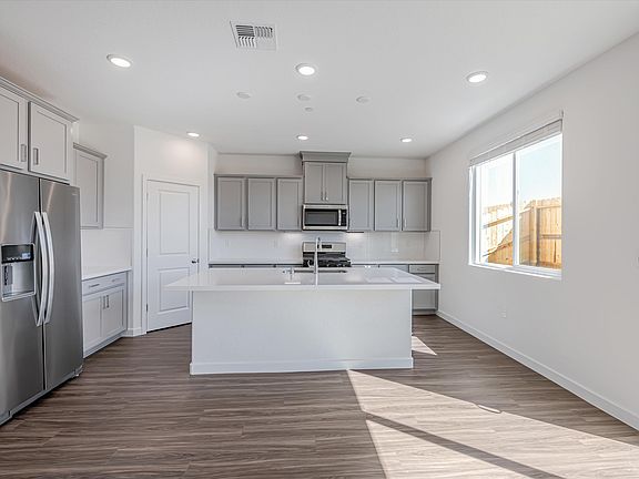 4th image of 1627 Strauss St