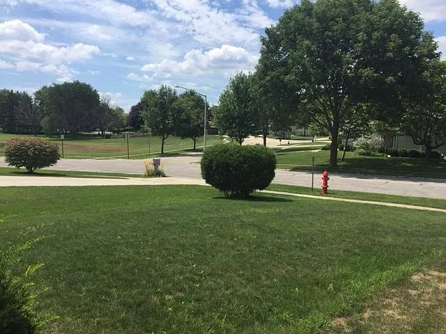 3 bed, 2.5 bath, 2750 sqft, $3,300 — Photo 2