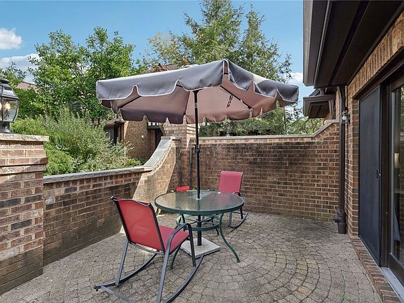 3rd image of 311 Oxbridge Ct