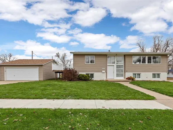 2200 Country Club Dr, Marion, IA 52302