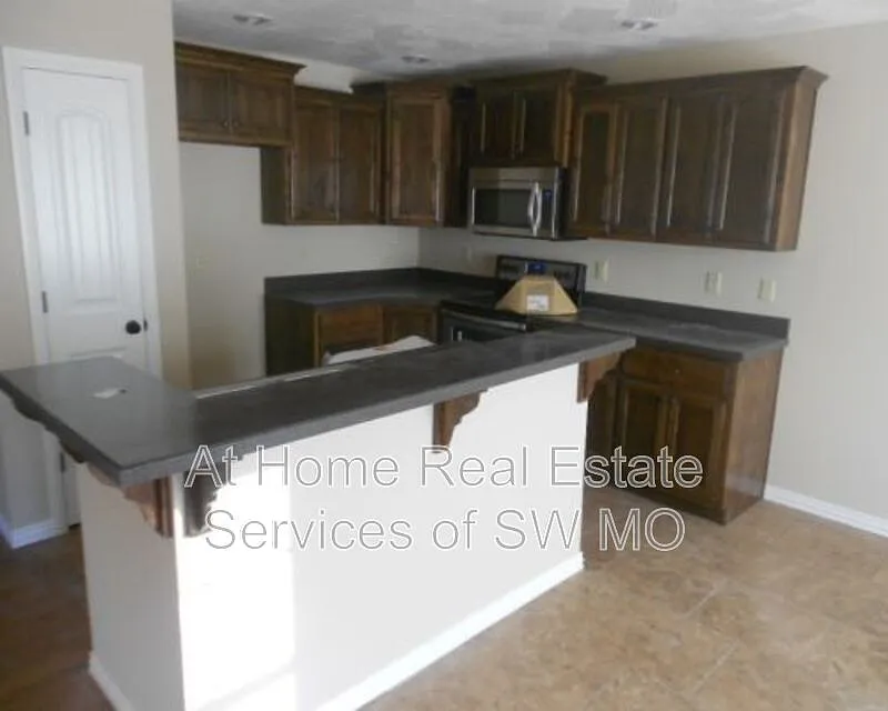 3 bed, 2.0 bath, 1467 sqft, $1,680 — Photo 2