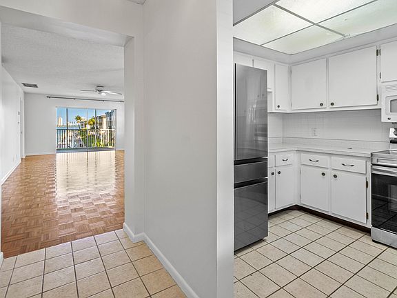 4th image of 236 Castlewood Drive #208