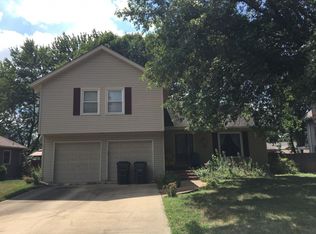 14405 S Cottonwood Dr, Olathe, KS 66062
