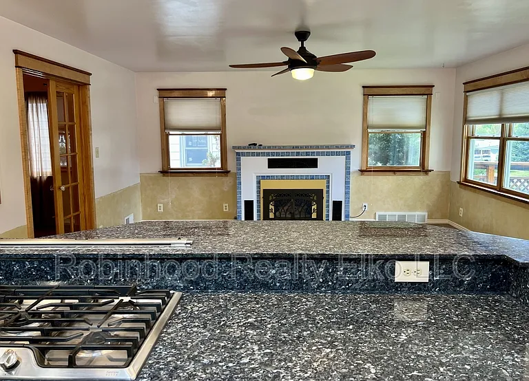 165 W Oak St #1 — Photo 10