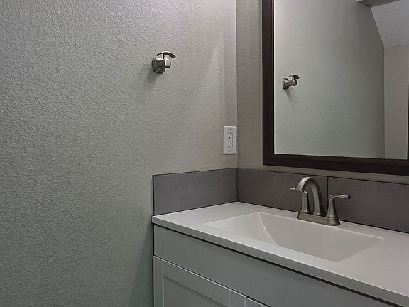 5th image of 642 W Idaho Ave