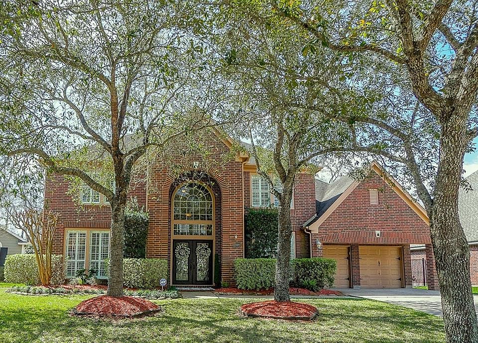 Sienna Plantation Golf Course Home with Curb Appeal galore has Golf Course frontage and Lake View! IMMACULATE landscaping and mature trees give this charming home a welcoming feel from the moment you pull up!