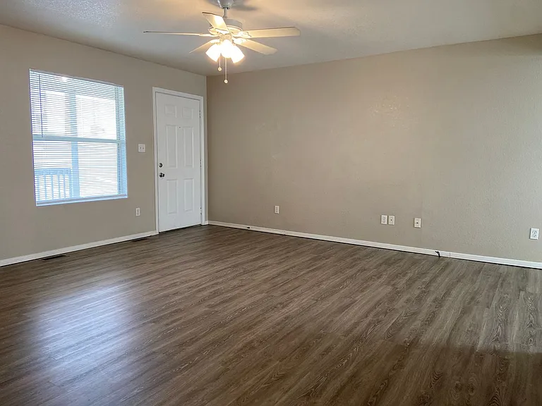 502 Twin Oaks — Photo 4