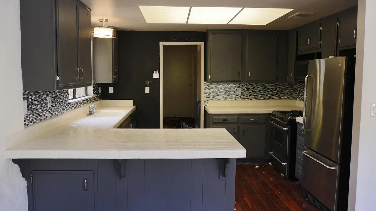 3 bed, 2.5 bath, 2001 sqft, $3,975 — Photo 4
