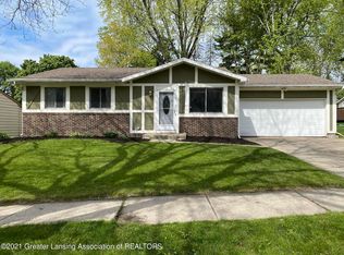 2101 Beacon Hill Dr, Lansing, MI 48906
