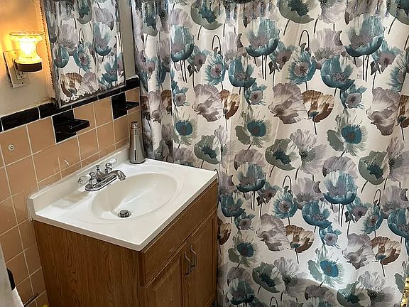 5th image of 3315 81st St APT 6B
