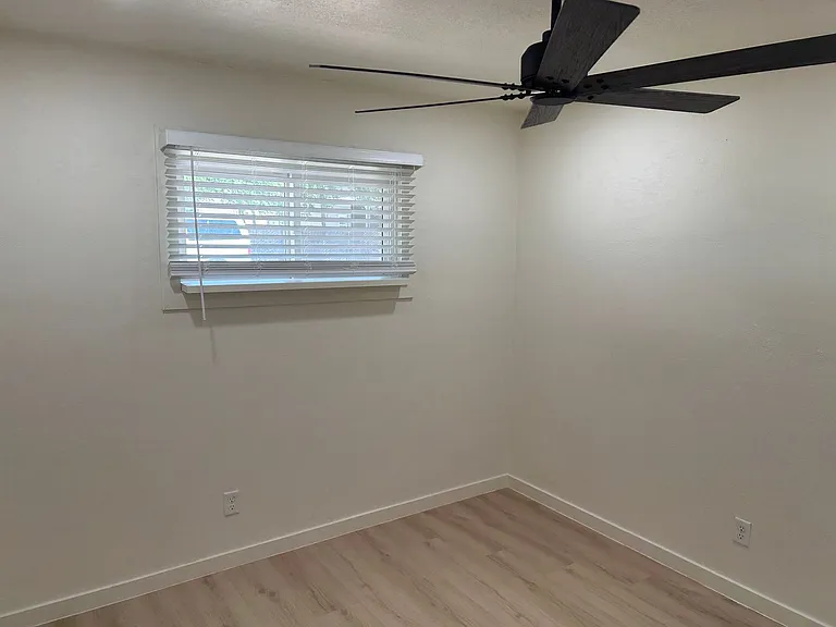 2405 E Dortha Ave — Photo 26