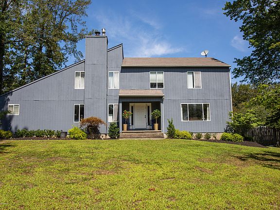 3rd image of 16 Shadow Lawn Dr