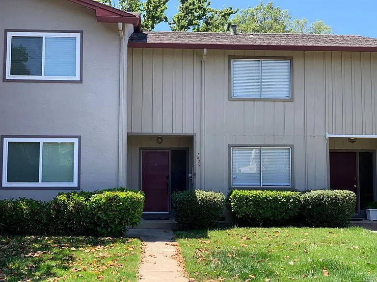 1429 Saint James Pkwy — Photo 37