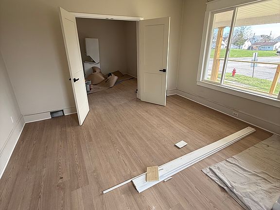 5th image of 246 E Main St
