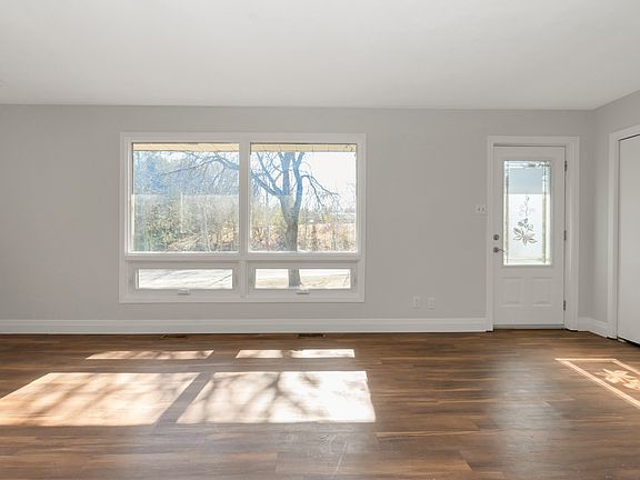 4th image of 86 Duncan St W #The