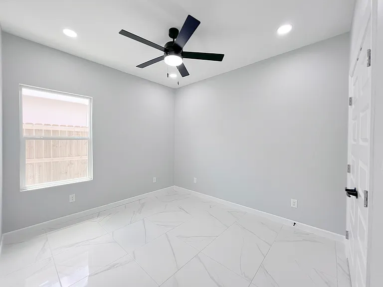913 N Woodson Ave — Photo 15
