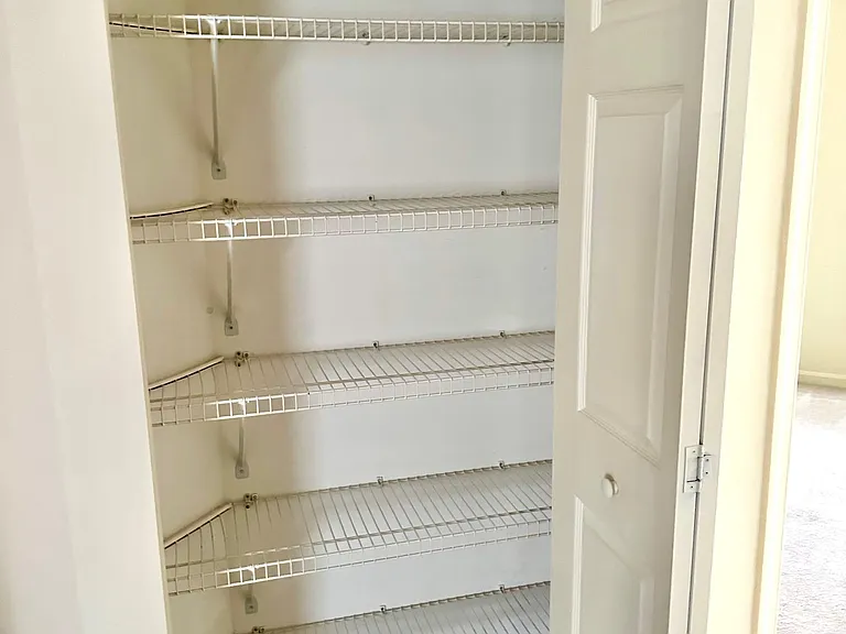 1290 Wanda Dr - Linen Closet
