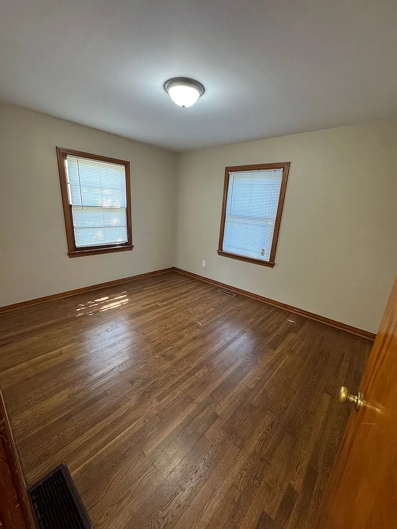 2 Bedroom, 1 Bathroom House — Photo 4