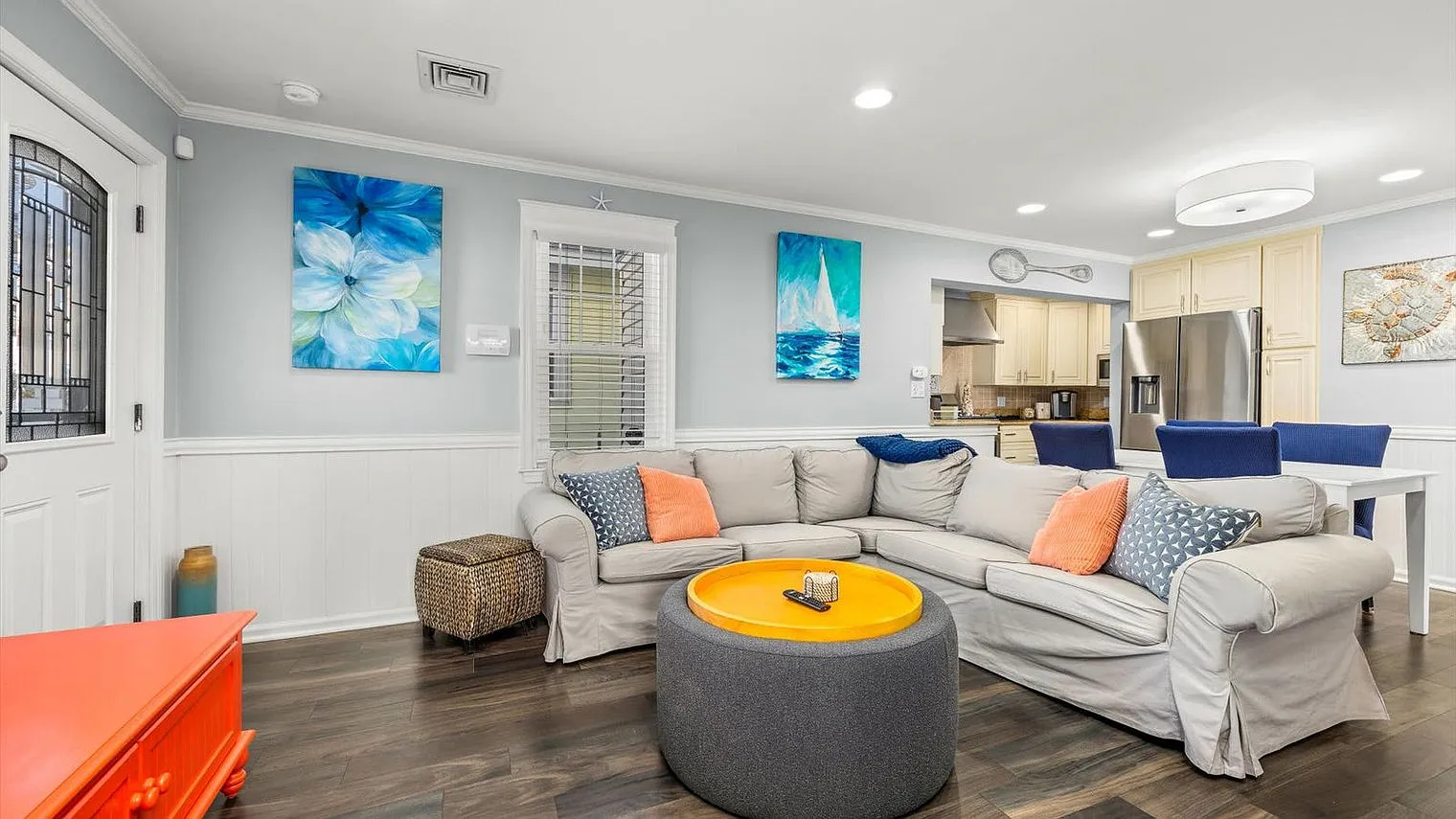 2 bed, 1.0 bath, 947 sqft, $6,180 — Photo 2
