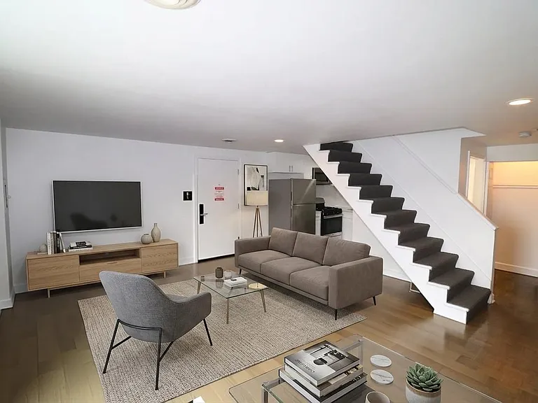 2546 N Southport Ave #2R — Photo 2