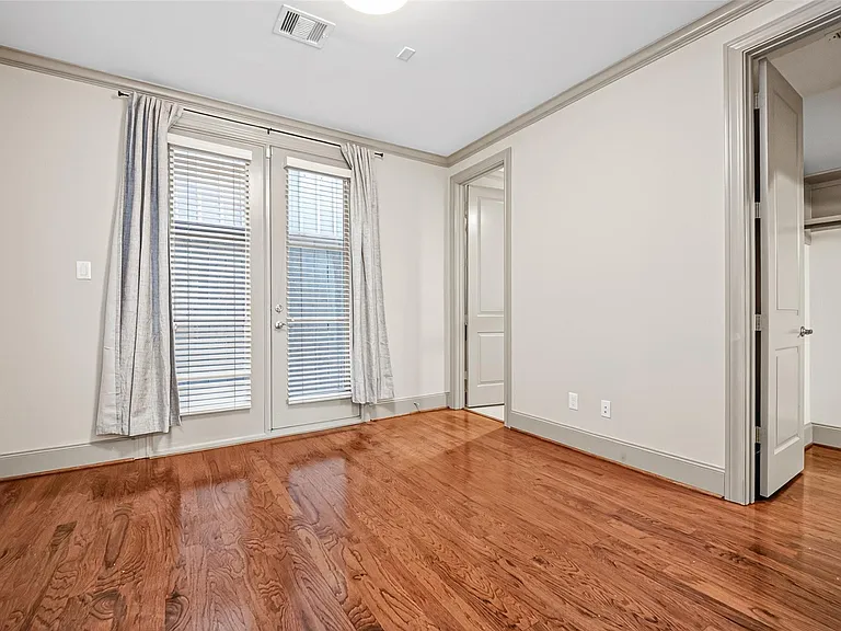 308 W Bell St — Photo 8