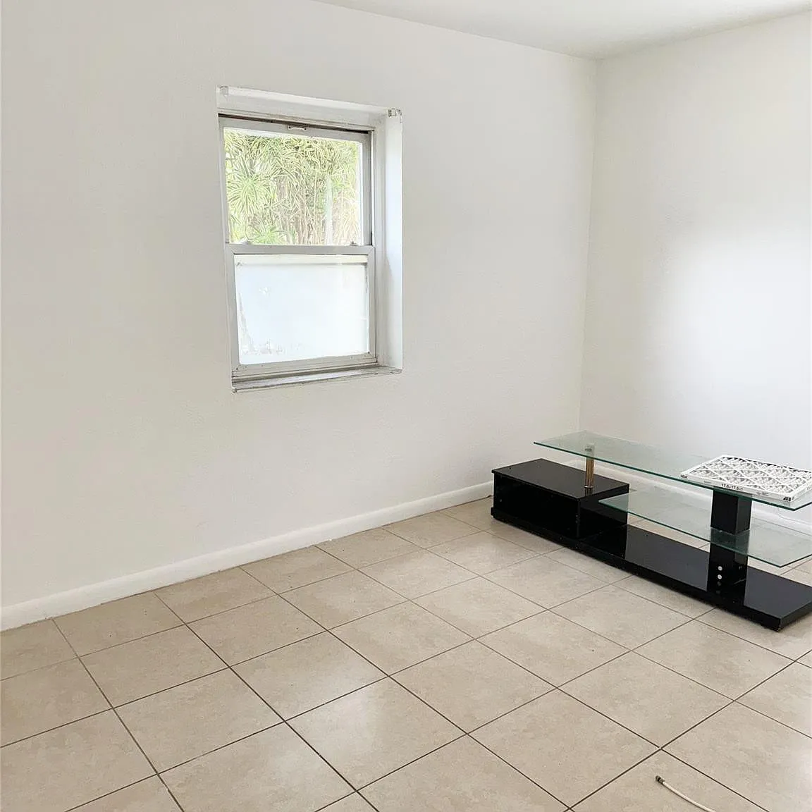 3 bed, 1.0 bath, 1051 sqft, $2,200 — Photo 4