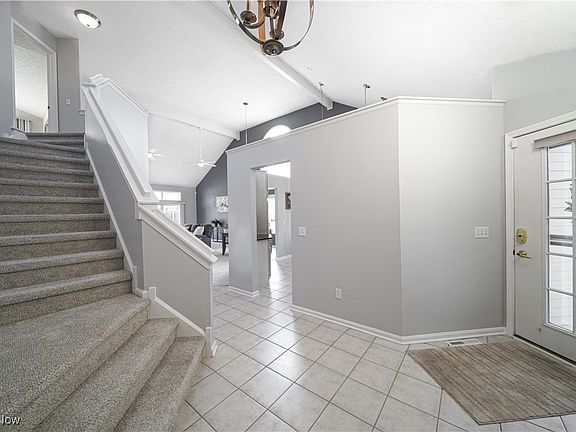 4th image of 909 Grand View Ln