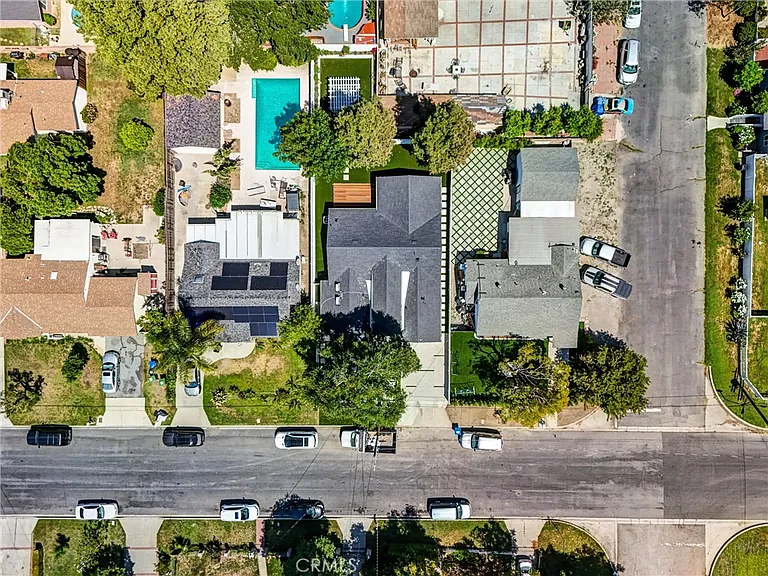 7508 1/2 Claire Ave — Photo 14