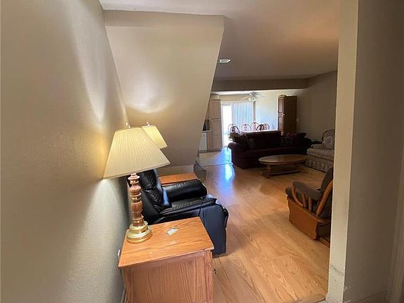 2nd image of 1402 SE Lexington Ave