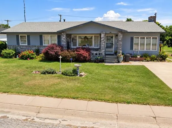 1009 Eisenhower Dr, Norton, KS 67654