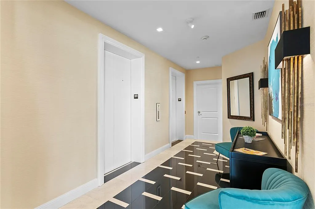 4 bed, 5.5 bath, 4816 sqft, $25,000 — Photo 2