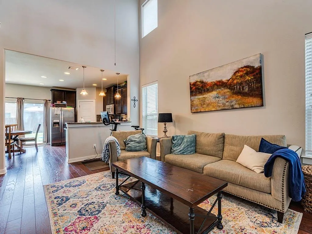 3 bed, 2.5 bath, 1977 sqft, $2,000 — Photo 3