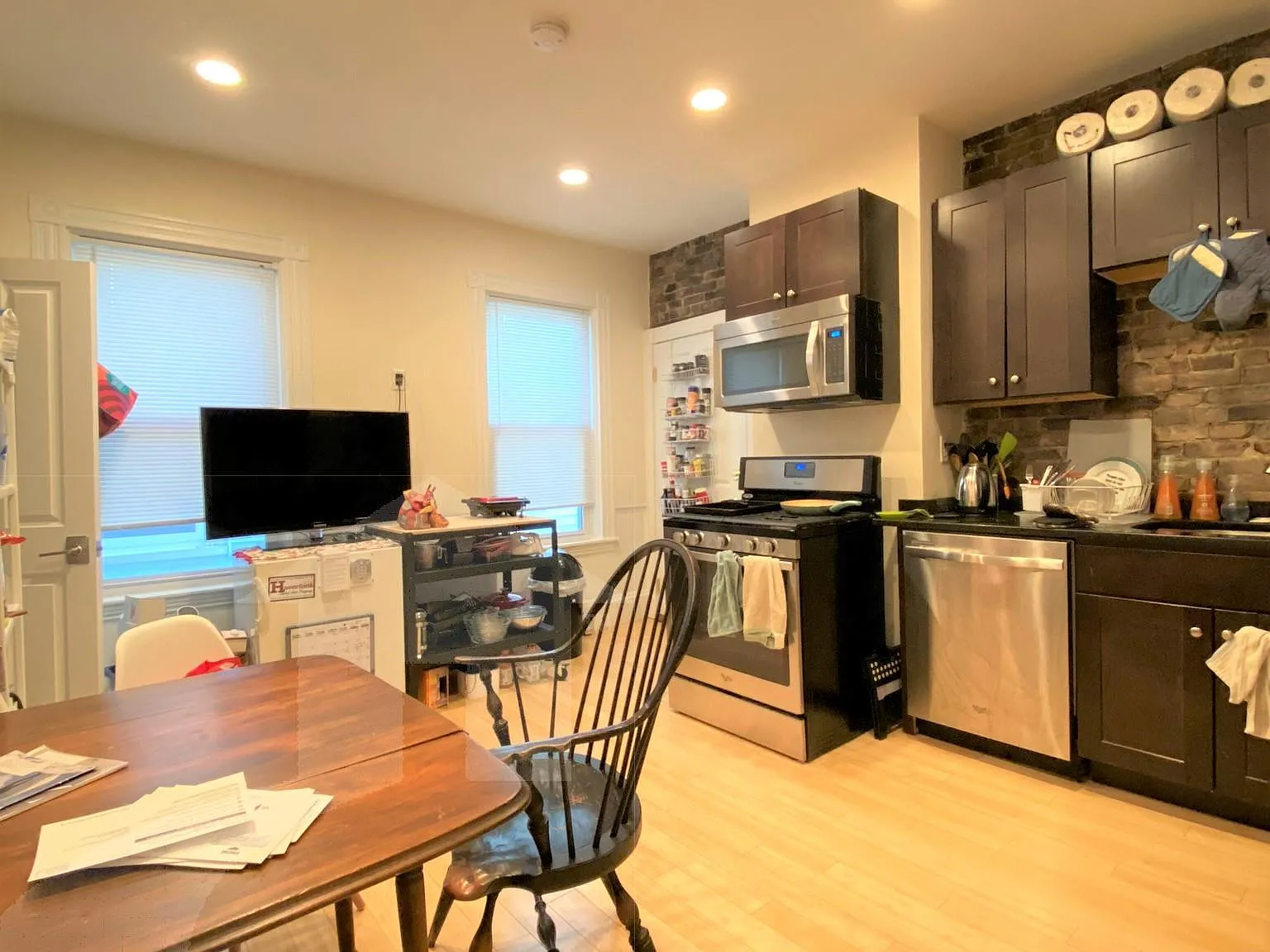 3 bed, 1.5 bath, 1200 sqft, $4,400 — Photo 2
