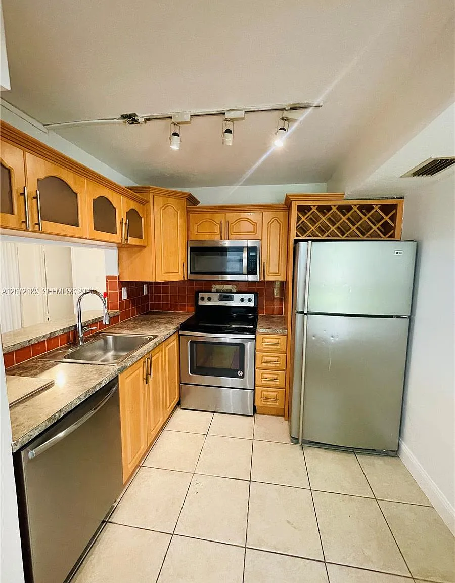 3 bed, 1185 sqft, $2,600 — Photo 4