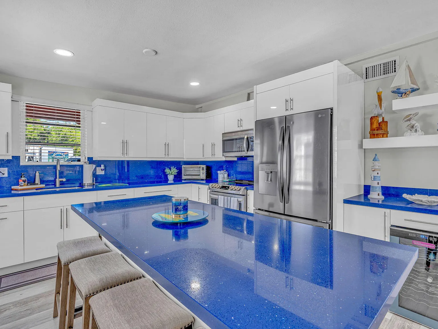 2 bed, 2.0 bath, 1008 sqft, $4,250 — Photo 3