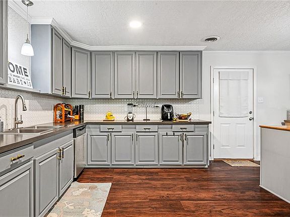 5th image of 1002 Holly Rd