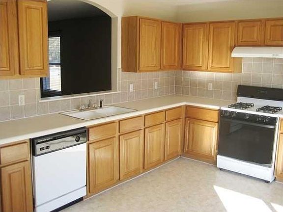 4th image of 601 Elizabeth Ln