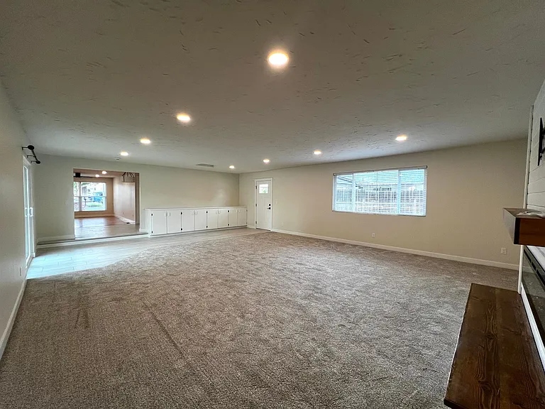 1007 S 50th Ave — Photo 19
