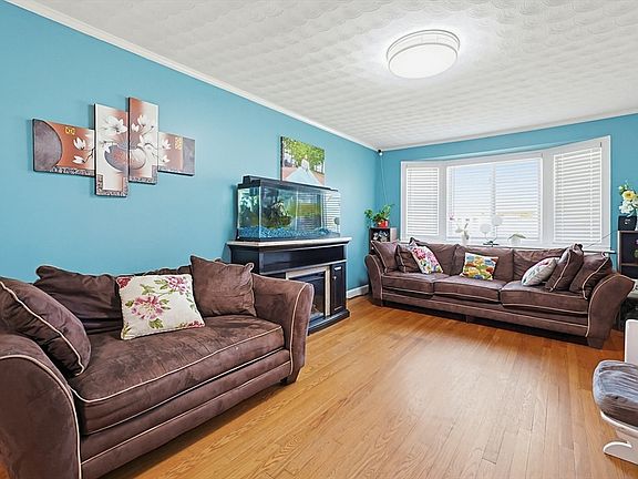3rd image of 27 Banfield Ave